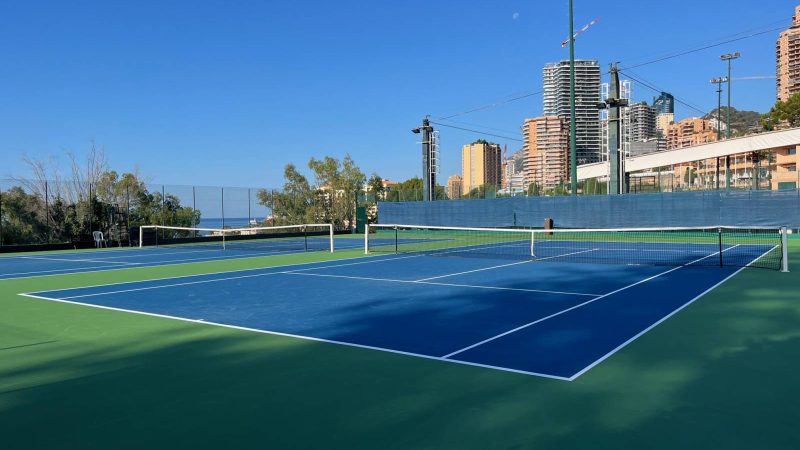 Quelles sont les différences entre un court de tennis en terre battue et un court synthétique à Cannes ?