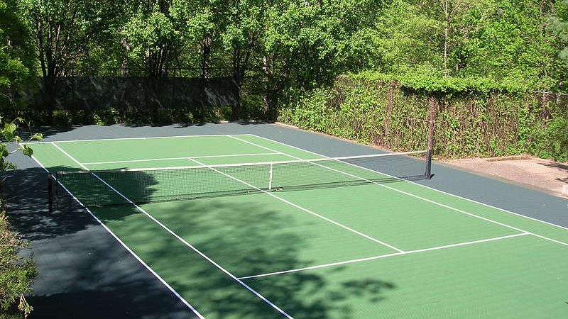 Comment choisir les dimensions idéales pour la construction d’un court de tennis à Cannes ?