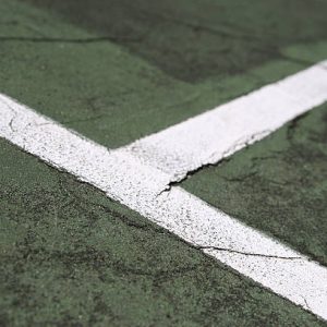 Quels matériaux résistent le mieux au climat pour une construction court de tennis à Saint-Raphaël ?