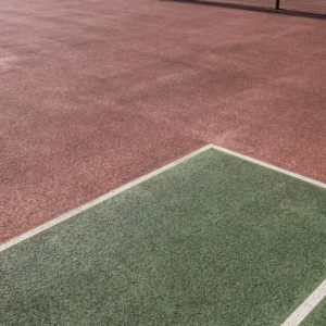 Pourquoi la proximité du littoral est-elle importante pour une construction court de tennis à Saint-Raphaël ?