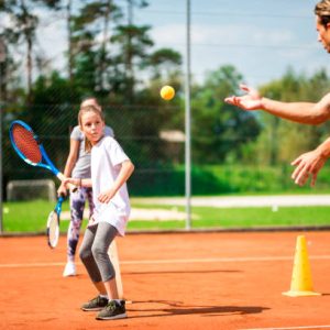 Le gazon synthétique demande-t-il moins d’entretien après une construction court de tennis à Fréjus ?