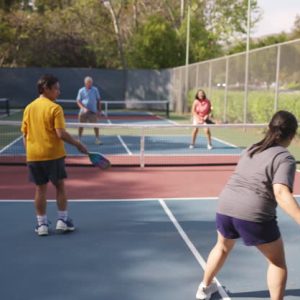 Une construction court de tennis à Geneve près du lac nécessite-t-elle des précautions particulières ?