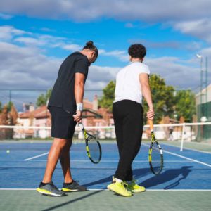 Comment intégrer une construction court de tennis à Genève dans un environnement résidentiel dense ?