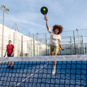 Comment choisir les accessoires adaptés à une construction court de tennis à Saint-Raphael ?