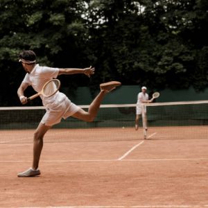 Comment le climat méditerranéen influence-t-il une construction court de tennis à Saint-Raphaël ?