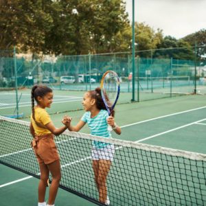 Quelle hauteur de clôture prévoir autour d’une construction terrain de pickleball pour retenir efficacement les balles ?