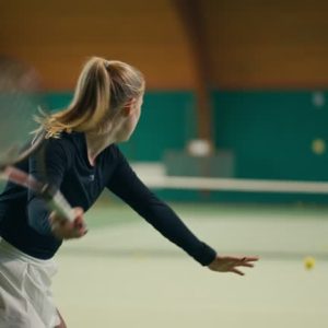 Une construction court de tennis à Saint-Raphael est-elle possible sur un terrain en pente ?